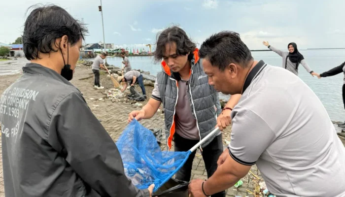 Sat Intelkam Polres Pelabuhan Makassar Gelar Bakti Sosial Bersihkan Sampah Plastik di Pelabuhan Paontere.