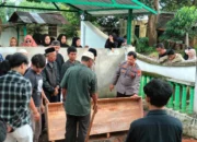 Peduli dan Berbelasungkawa, Wakapolsek Bontoala Bantu Prosesi Pemakaman Warga Bontoala