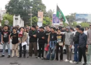 HMI UNM Gelar Aksi Unjuk Rasa di Depan Kampus, Lalu Lintas Sempat Macet