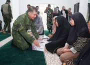 Dekat dengan Rakyat, Pangdam Bangun Nawoko Bagikan Sembako di Malino  Fatihmedianusantara.com Gowa Sulsel, – Sebagai wujud kepedulian terhadap masyarakat, Pangdam XIV/Hasanuddin Mayjen TNI Bangun Nawoko menyalurkan tali asih berupa paket sembako kepada warga sekitar bertempat di Masjid H. Sjamsoeddin Kurnia, Jl. Bakti, Kelurahan Malino, Kecamatan Tinggimoncong, Kabupaten Gowa. Minggu, (15/3/2026).  Kegiatan tersebut dilakukan sebagai bentuk perhatian dan kepedulian TNI kepada masyarakat, khususnya dalam membantu memenuhi kebutuhan warga menjelang hari raya Idul Fitri. Pangdam secara langsung menyerahkan sembako kepada masyarakat yang hadir, sehingga tercipta suasana hangat dan penuh kebersamaan antara TNI dan warga.  Melalui kegiatan ini, Pangdam XIV/Hasanuddin berharap tali asih yang diberikan dapat bermanfaat bagi masyarakat serta semakin mempererat hubungan antara TNI dan rakyat. Ia juga menegaskan bahwa TNI akan terus hadir di tengah masyarakat dan berperan aktif dalam berbagai kegiatan sosial sebagai bagian dari upaya menjaga kemanunggalan TNI dengan rakyat. (*411U).    Sumber Humas Kodam XIV/Hsn (*Mayor Pawit P) .